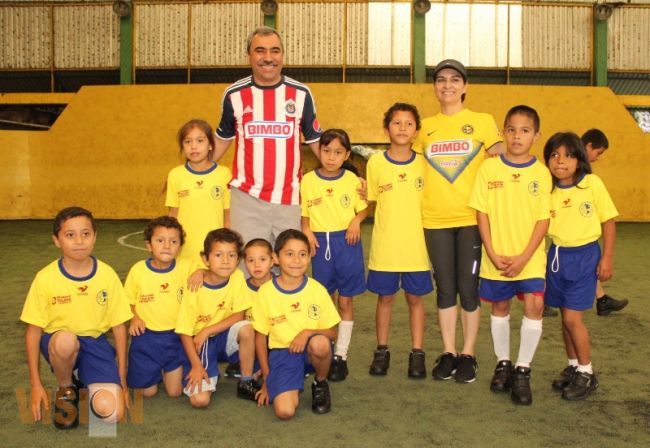 Aldo Macías Y Ana Luisa Cervantes jugaron partido de fútbol con menores de escasos recursos
