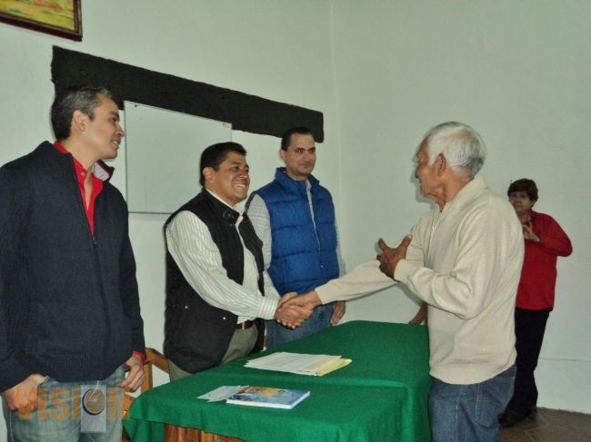 Entrega CASART créditos para 28 artesanos. 