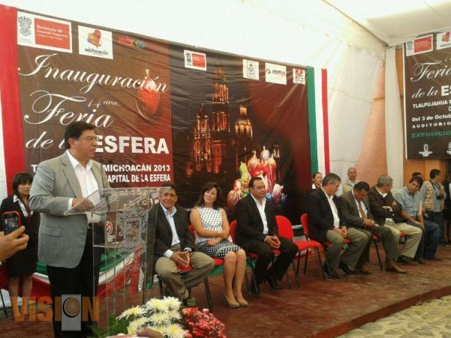 El Gobernador Jesús Reyna inaugura la feria de la esfera en Tlalpujahua. 