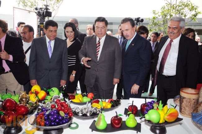 Cumple Gobernador con Artesanos Michoacanos; inaugura exposición en el Senado de la República.