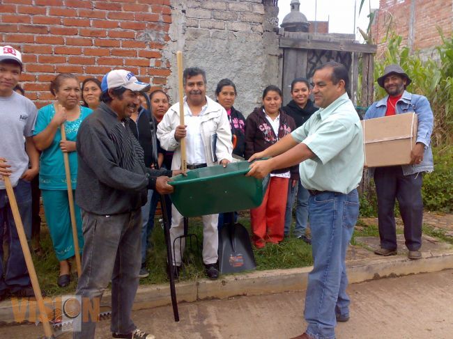 Ayuntamiento entrega herramientas para composta a familias de Jesús del Monte.