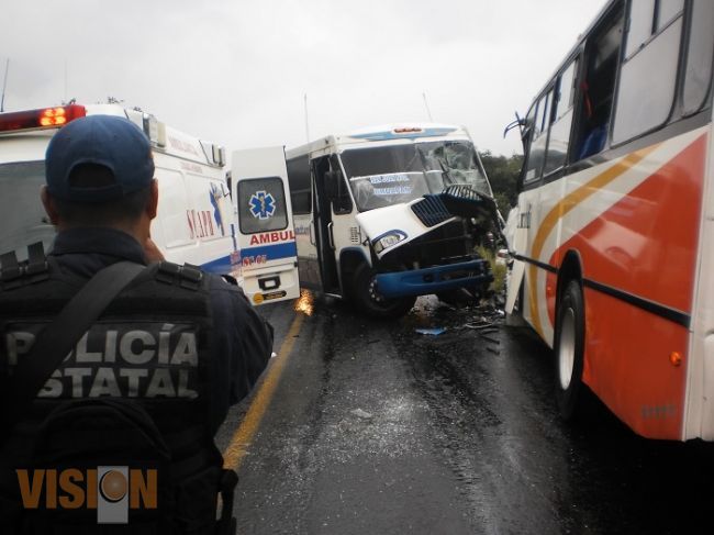 Choque múltiple; dos autobuses y un auto