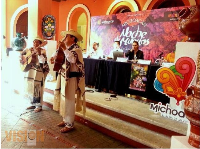 Presume Michoacán su noche de muertos en el distrito federal.