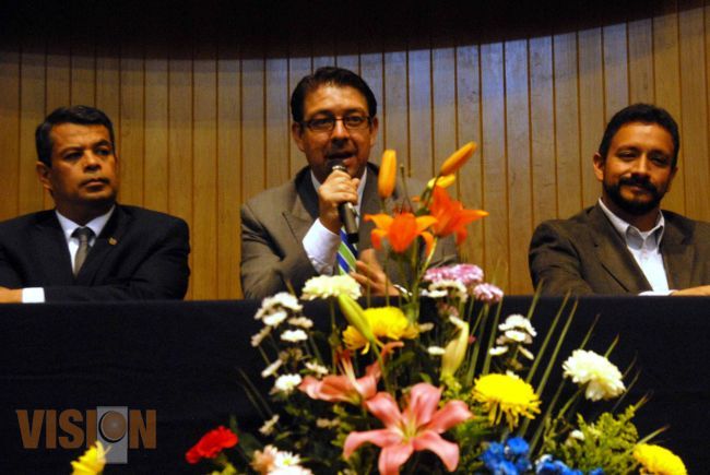 Recibe Eligio Cuitláhuac González reconocimiento de la UMSNH