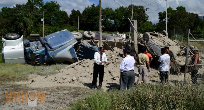 Aparatosa volcadura de un tráiler en Curva del Diablo