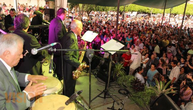 LOS SONOR´S PUSIERON A BAILAR AL PÚBLICO DE URUAPAN