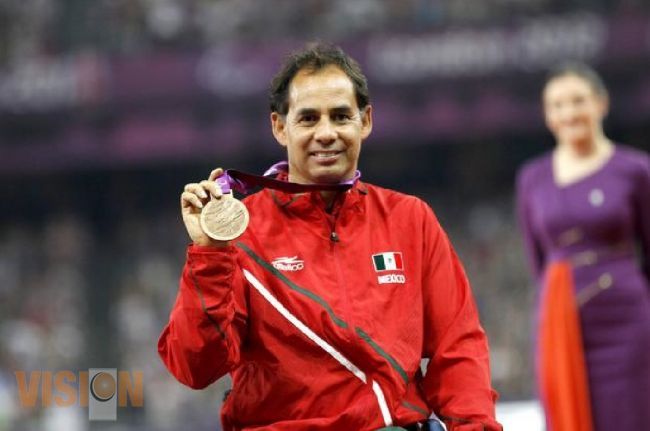 Guadalupe Cruzaley y Salvador Hernández ganadores del Premio Estatal del Deporte 2013.