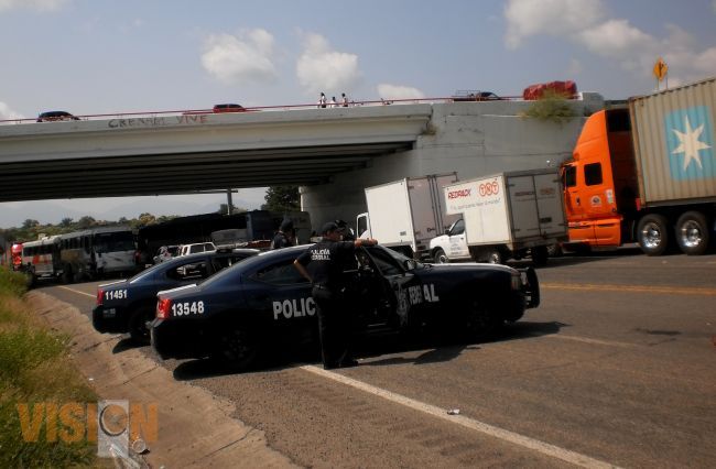 Bloquean en autopista a  los camiones pesados