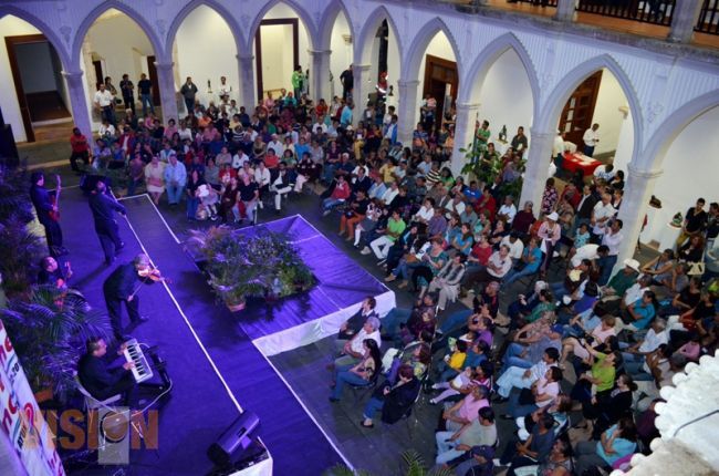EXITOSA PRESENTACIÓN DE LOS HERMANOS AGUASCALIENTES Y MUESTRA DE INDUMENTARIA TRADICIONAL