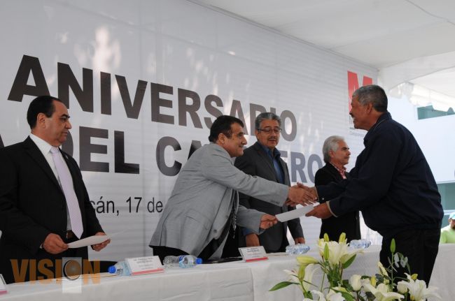 Reconocen labor de camineros en reparación de redes carreteras afectadas por lluvia