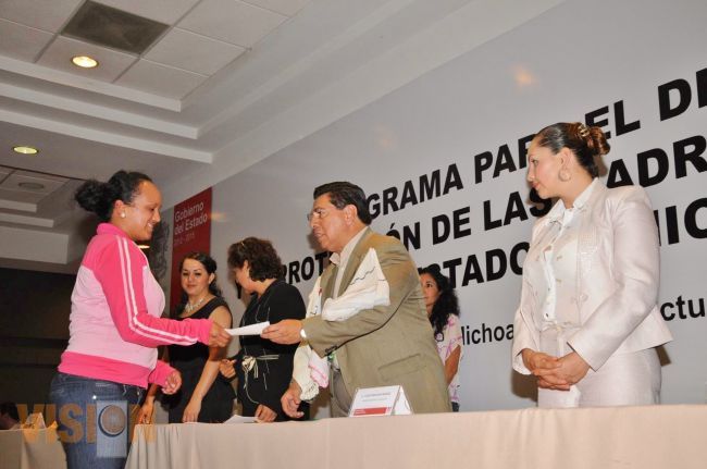 Gobierno del estado entrega becas para mil mujeres jefas de familia de 103 municipios.