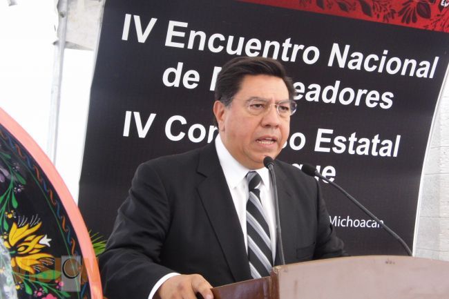 El gobernador Jesús Reyna García con los creadores y Maqueadores en Uruapan