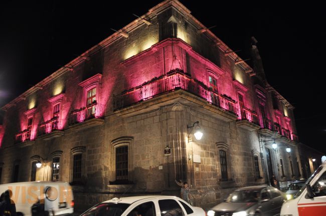 Edificios, iluminados con el color de la prevención.