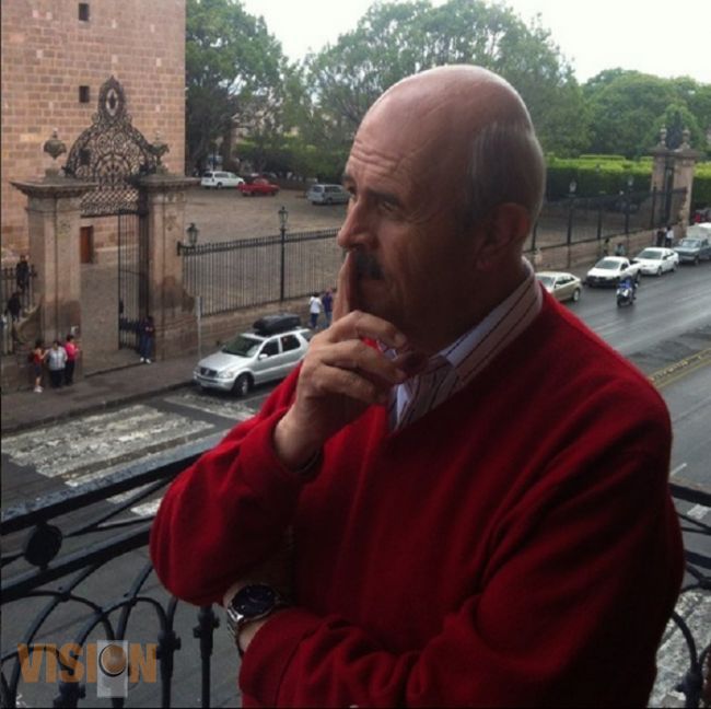 Entrega Fausto Vallejo notificación de regreso a gubernatura