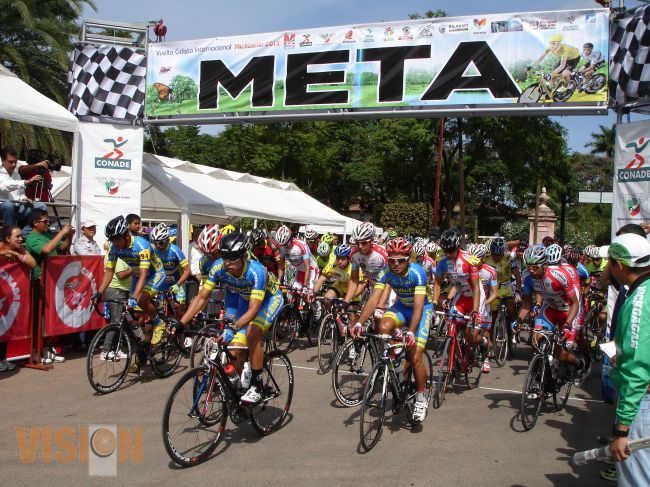 120 ciclistas participan en la Vuelta Ciclista Internacional Michoacán 2013. 