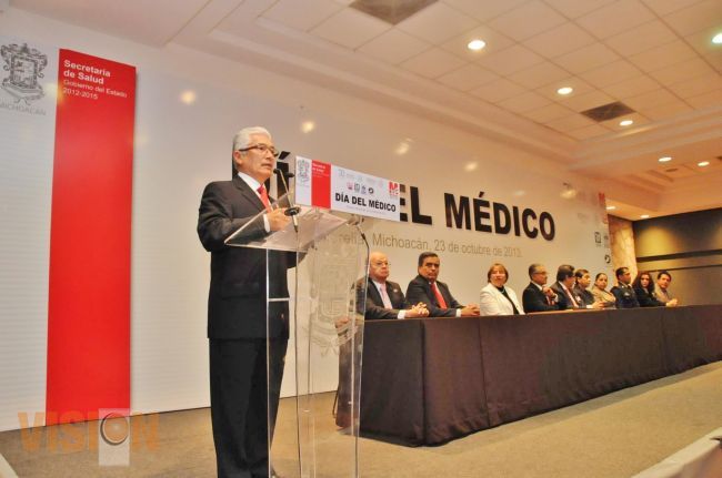 Autoridades de salud y de Gobierno del Estado, reconocen a Médicos en su día.