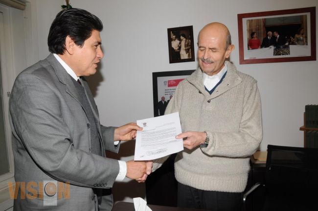 Recibe Fausto Vallejo notificación del Congreso que avala su retorno a funciones Constitucionales.
