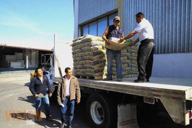 Entregan material para mejorar escuelas públicas de Zitácuaro y Zamora