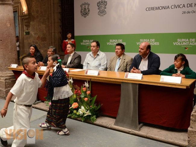 Inculcan valores cívicos a niños de primaria.
