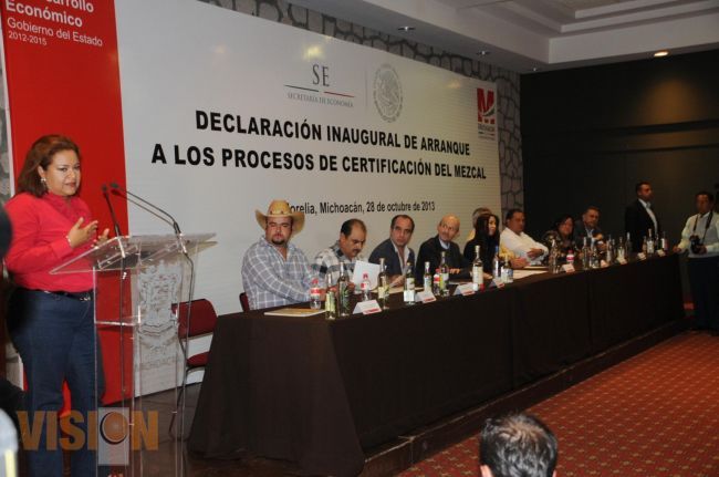 La producción tradicional de mezcal genera en Michoacán más de tres mil empleos directos.