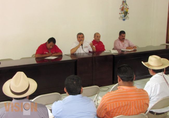 Aldo Macías atiende a comuneros de Capacuaro