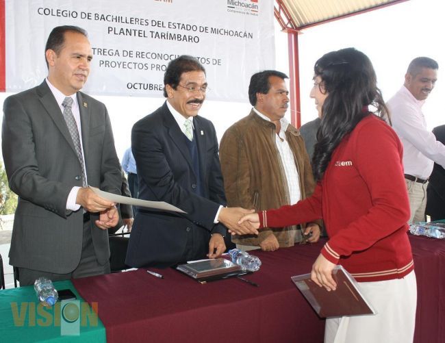 COBAEM entrega reconocimientos a proyectos productivos de alumnos.