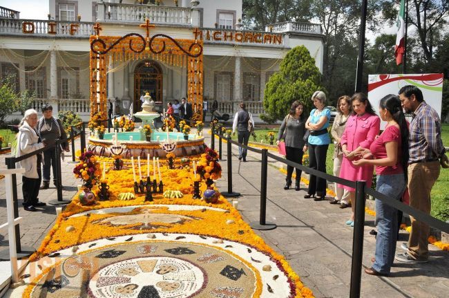 DIF Michoacán coloca tradicional ofrenda monumental de las ánimas.