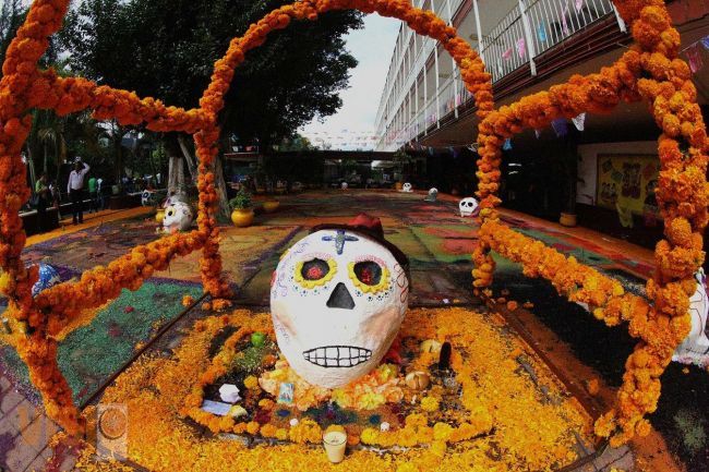 Estudiantes de la secundaria federal no. 1 exhiben altar monumental.