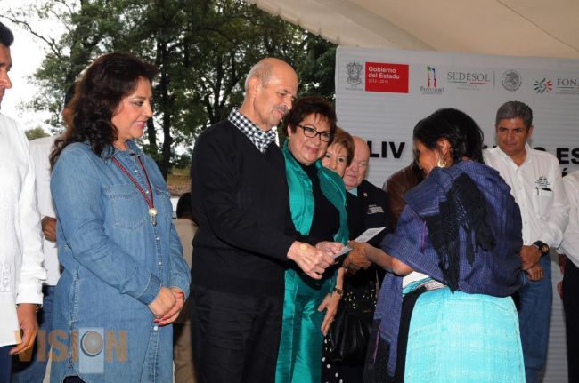 El gobernador Fausto Vallejo entregó premios del 44 Concurso Estatal de Artesanías.