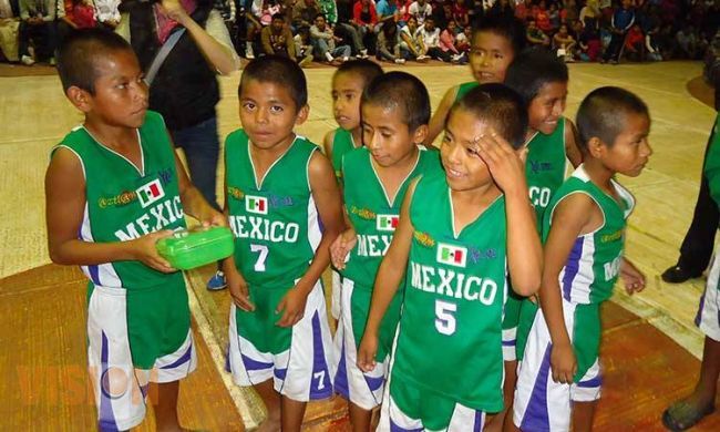 Niños triquis inician con el pie derecho en Copa del Caribe de Basquetbol.