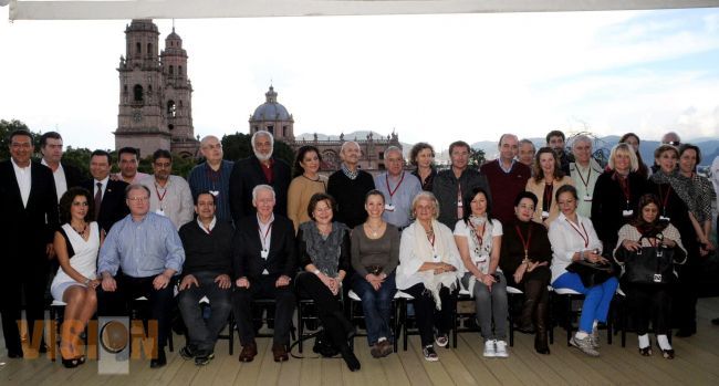 Expone Fausto Vallejo a embajadores de 16 países, potencial económico y turístico de Michoacán