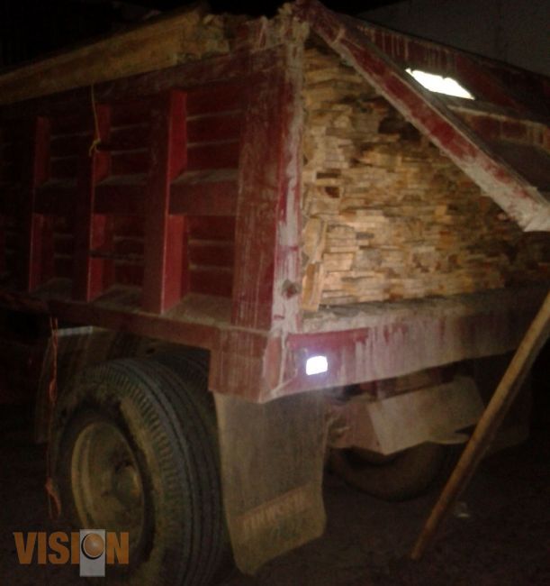 Aseguran dos vehículos  con madera clandestina