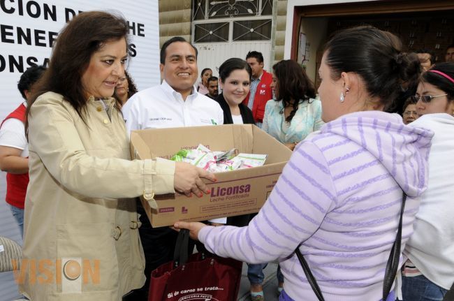 Patricia Mora de Vallejo preside entrega de dotación de leche a beneficiarios de Liconsa.Patricia M