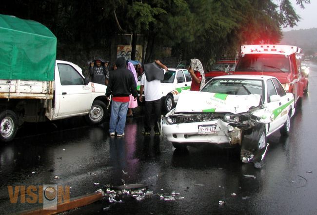 Fuerte choque, durante aguacero; dos heridos