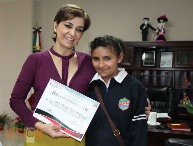 Ana Luisa Cervantes premia a  ganadores del 2º Concurso de Catrinas y Calaveras Literarias 2013