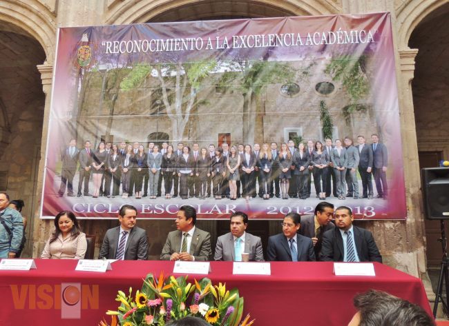 Entregan reconocimiento a Alumnos de la Facultad de Derecho con Excelencia Académica.
