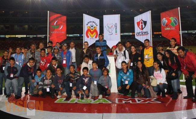 Jóvenes de “Glorias del Deporte”, asisten a la final de la Copa MX en la ciudad de Morelia