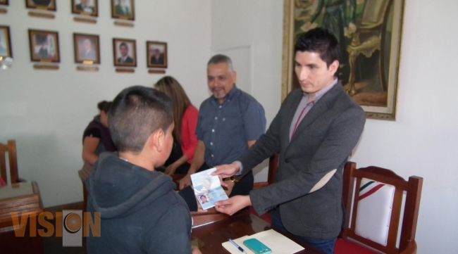Entregan pasaportes estadounidenses a niños con doble nacionalidad, en Ciudad Hidalgo.