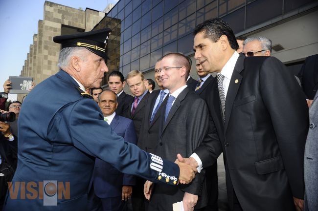Reconoce Silvano Aureoles Conejo valor y entrega de Fuerzas Armadas