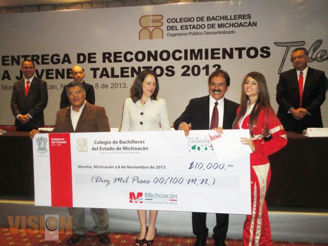 COBAEM entrega reconocimientos a jóvenes talentos académicos. 