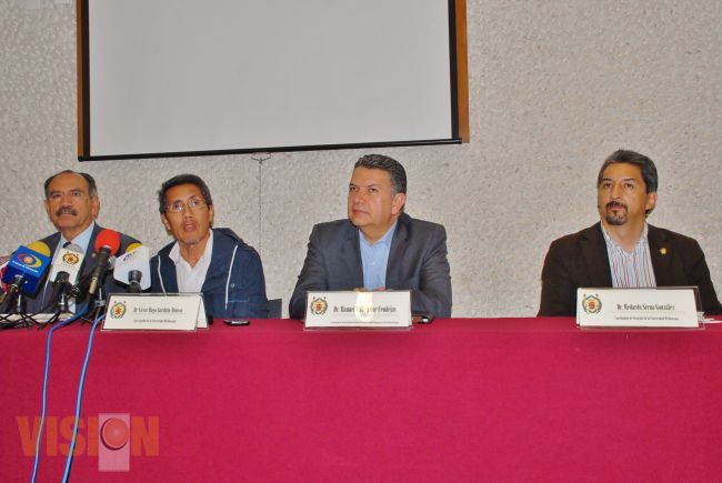 Distinguen a investigador de la universidad michoacana como maestro del año.