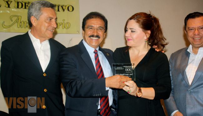 Mario Magaña Juárez  Recibe la Presea “Dr. Mario Carrillo Olivares”