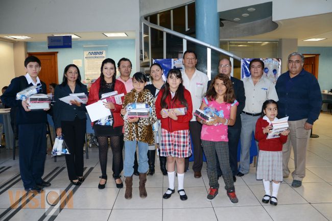 OOAPAS premia a niños ganadores del concurso “aguas con las calaveritas”.