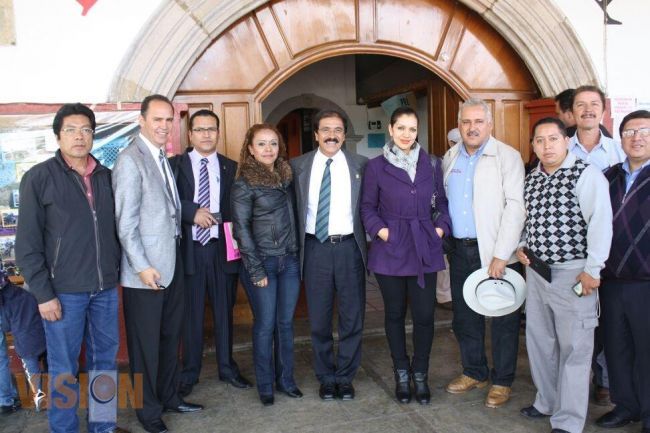 Firman convenios autoridades  del COBAEM  y del Ayuntamiento de Tacámbaro.
