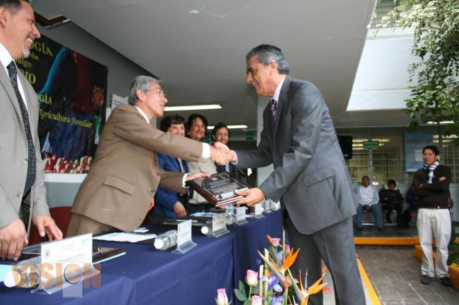 La UMSNH entrega reconocimiento a  Mauro Ramón Ballesteros.