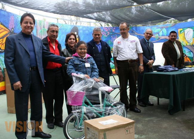 Entregan premios a los triunfadores del concurso “el niño y la mar”.