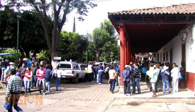 Profesores marchan en la ribera del Lago