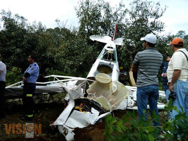 Se desploma avioneta; el piloto se salva de milagro