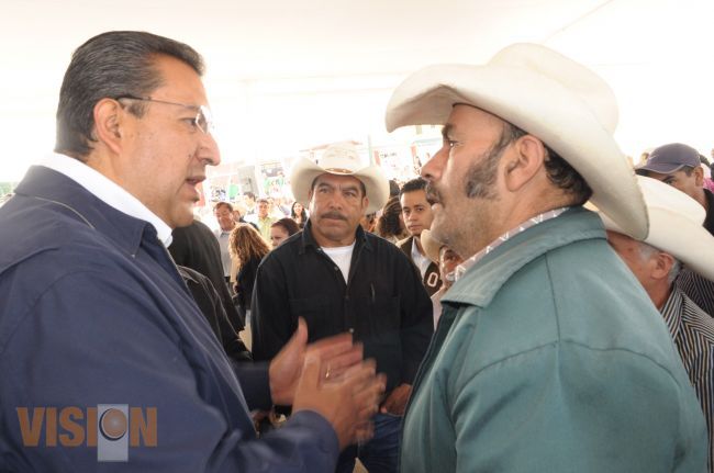 Entrega de ganado genéticamente mejorado, en la Expo Rural 2013.