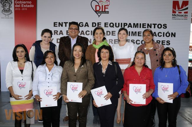 Patricia Mora entrega equipamiento para espacios de alimentación y desayunadores escolares.